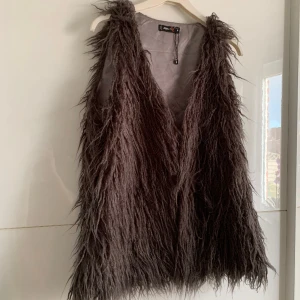 Pälsväst  - Fin pälsväst i fuskpäls, helt oanvänd 😍