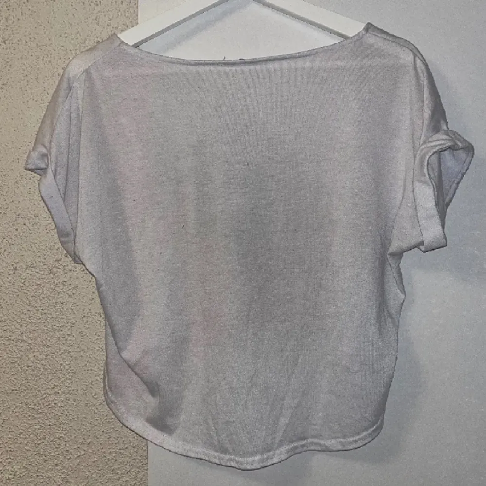 Söt croppad tshirt, köpt för länge sen av en vän men har tyvärr inte använt den sen dess!🩷  Inga fläckar eller andra fel alls!  Står tyvärr ingen strl, men den är flowy så passar nog från XS-L, gissar att det är en S/M!💖  Pris går att diskutera🐯💝. Toppar.