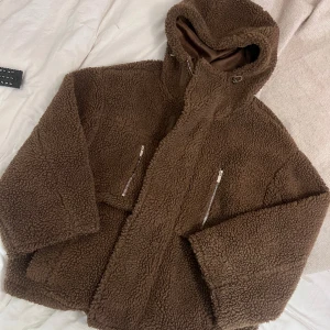 Teddy jacka - Jättemysig brun teddyjacka från bohoo💓