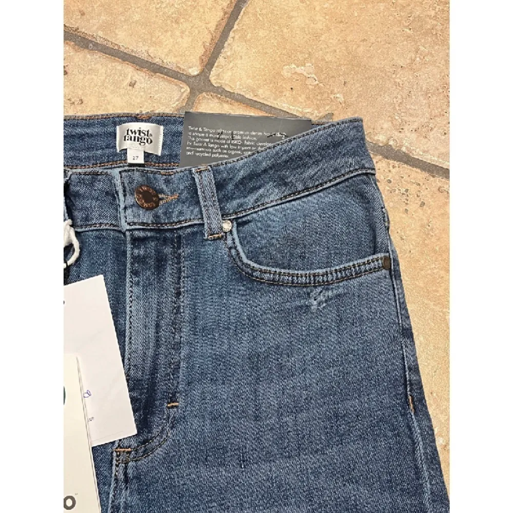 Helt nya jeans från Twist and tango ”Jess jeans” med tagg kvar i Strl. 27.   Endast testade men tyvärr lite för små för mig.   Nypris: 1399kr  Köparen står för frakten.. Jeans & Byxor.