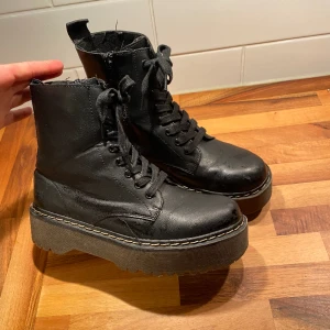 Boots (svarta) - Säljer dessa coola Dr Martens inspirerade boots då de inte kommer till användning längre tyvärr!  Fungerar till många väder och har en ball stil med den höga klacken!  Stövlarna är använda men i gott skick utöver en liten slitning på insidan->Bild 3.