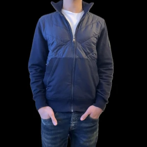 Tommy hilfiger cardigan - Säljer nu denna Tommy hilfiger cardigan i väldigt bra skick. Storlek S.