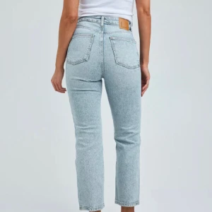 Jeans bikbok - Säljer billigt eftersom den har en liten defekt , den har en liten fläck 