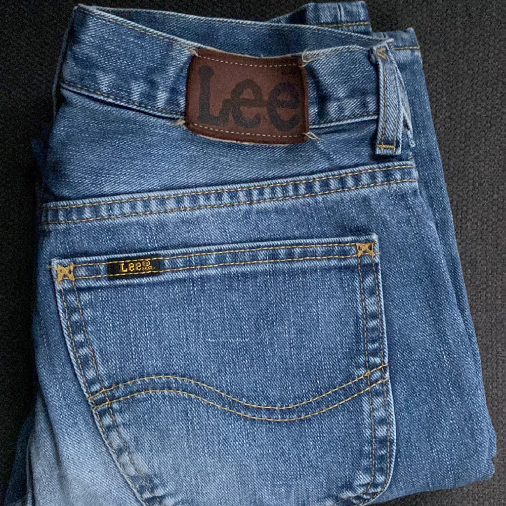 Vintage lee jeans, skulle säga att dom är midwaist, midjemått ca 35cm, innerbenslängd ca 80cm, fint skick inte mkt använda . Jeans & Byxor.