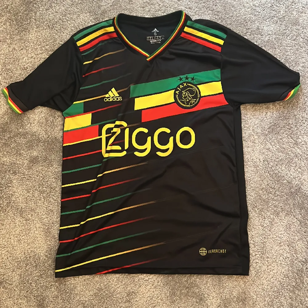 Tja säljer denna Ajax x Bob Marley tröja i storlek S. Använd ett fåtal gånger pga lite stor! Skick 8/10. T-shirts.