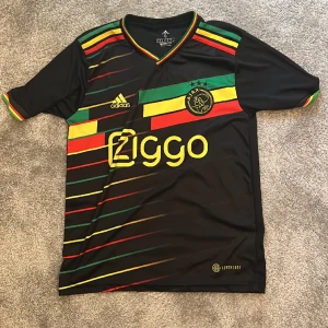 Ajax x Bob Marley tröja! - Tja säljer denna Ajax x Bob Marley tröja i storlek S. Använd ett fåtal gånger pga lite stor! Skick 8/10
