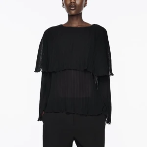 Svart blus från zara - Jättefin svart blus från zara,har prislappen kvar då den aldrig kommit till användning ⭐️ storlek S men passar från xs till m❤️