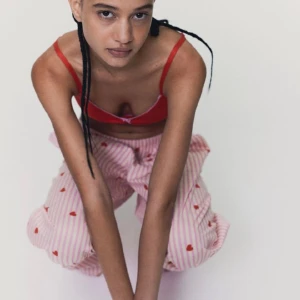 Pyjamasbyxor hjärtan ❤️ - Säljer H&Ms helt slutsålda pyjamasbyxor med hjärtan på 💌Helt nya med lappar kvar! 