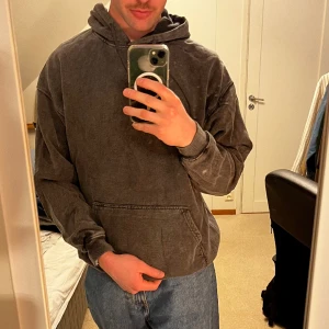 Reclaimed vintage oversized hoodie - Grå oversized hoodie, mycket fint skick! Hämtas i Göteborg eller skickas mot fraktkostnad.