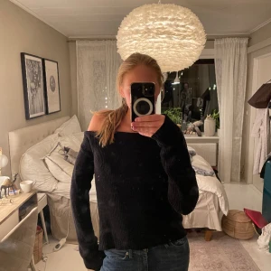 Super fin stickad tröja - Super söt tröja ifrån even&odd men köpt på Zalando! Använd ett par fåtals gånger men är i perfekt skick! En Axel är off shoulder❤️ skriv om ni har några frågor ❤️finns en likadan tröja fast i vit i min profil!