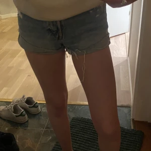 Shorts  - Säljer nu dessa fina shorts från zara💕 säljer de pga att de e för små💕 priset kan diskuteras!