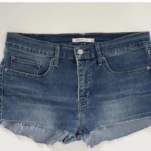 levis jeans shorts!  - säljer då de tyvärr var för stora för mig!   midjan: 84cm + strech