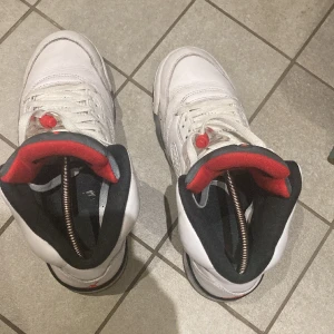 Jordan 5 white cement - Hej! Jag säljer mina en månads använda Jordan 5s pga att jag har tappat intresset i dem. Köpta i butik för 2200kr men kommer sälja de för billigt för de har tappat färg och jag behöver få in pengar 