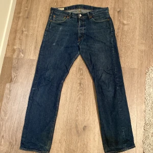 Levis 501 jeans - Jeansen är i bra skick men har nån liten slitning. 34/32 Nypris 1100kr Hör av dig vid frågor