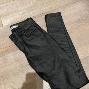 Fake skinnbyxor  - Använda med små skavanker men i gott skick. 