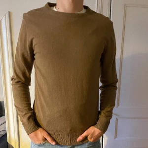 Stickad tröja  - Stickad tröja från Jack & Jones | Storlek: S (passar M) - Skick: helt ny - Vårat pris: 200kr - Nypris: 449kr - modellen är 182cm