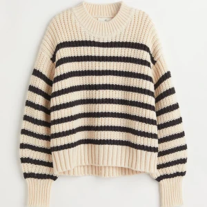 virkad tjocktröja  - nu säljer jag min älskade tjock tröja från h&m. den är slutsåld överallt vad jag kan hitta. den ör i hyfsat bra skick! kom privat om ni vill ha fler bilder så fixar jag! (den är overaize skulle jag säga)