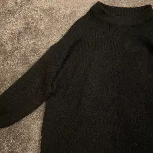 Säljer min jättesköna svarta stickade tröja. Den är tyvärr för liten för mig.🤍 Säljer för 50+ frakt