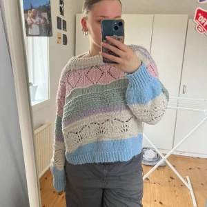 Stickad tröja - Supersöt tröja med stora stickade ”hål”, perfekt på sommaren över typ klänningar. Var en favorit så har använt en del men den är fortfarande i fint skick 💗