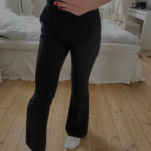 Randiga kostymbyxor  - Vitrandiga kostymbyxor i mörkblå (ser nästan ut som svart) de är mid-waist, säljer pågrund av de är för små. Använda ett fåtal gånger!💓