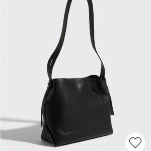 Väska från Nelly  - Väska från Nelly i fint skick! Skriv för fler bilder!💗💗
