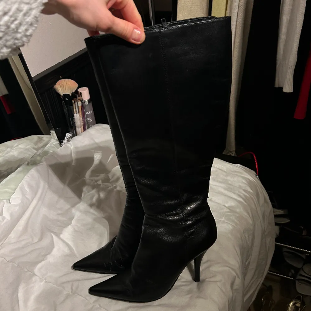 Seeling these beautiful knee High boots in size 7 1/2 fits like 40. Skor.