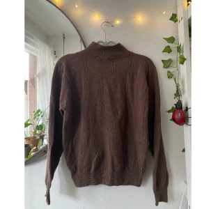 Brun tight sweater - Superfin vintage stickad tröja från Jeanne Pierre köpt på Beyond Retro. Den är en ljus grå-brun och sitter relativt figurnära. Lite högre krage också. Väldigt fint skick✨skriv om du har frågor :)