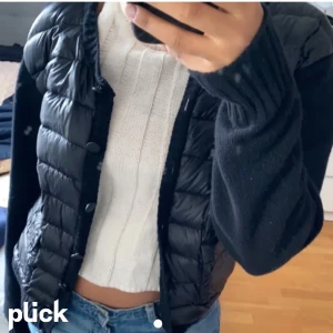 Cardigan jacka/kofta - En cardigan jacka/kofta, mina bilder lägger upp den på nytt bara. Knappt använd!💓är det många intresserade startar jag budgivning!