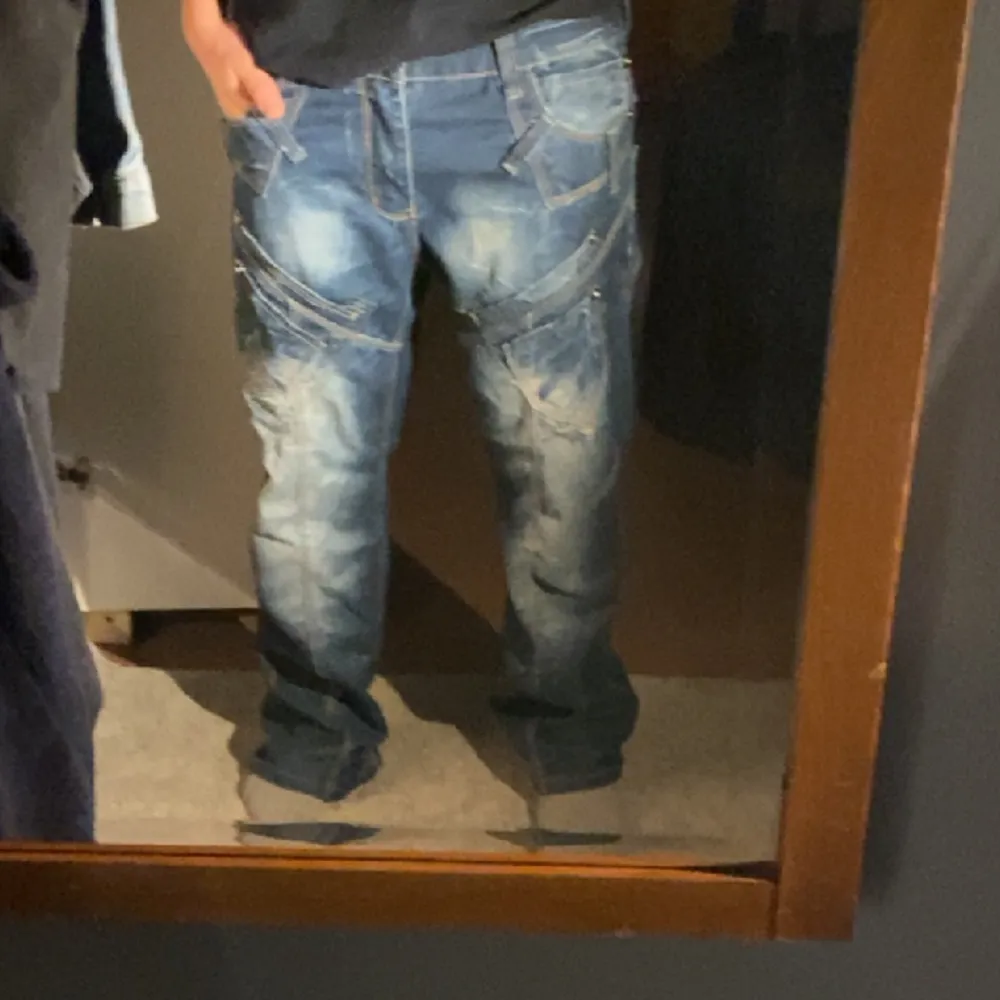 Feta baggy/bootcut jeans med coola detaljer. Jeans & Byxor.