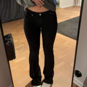 lågmidjade bootcut jeans från GRUNT, i storlek 29, nypris 650❤️ 