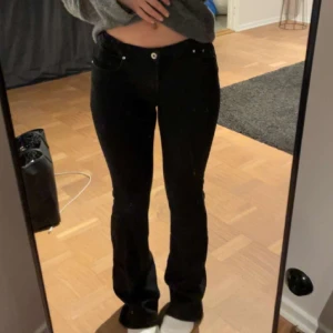 lågmidjade jeans - GRUNT - lågmidjade bootcut jeans från GRUNT, i storlek 29, nypris 650❤️ 