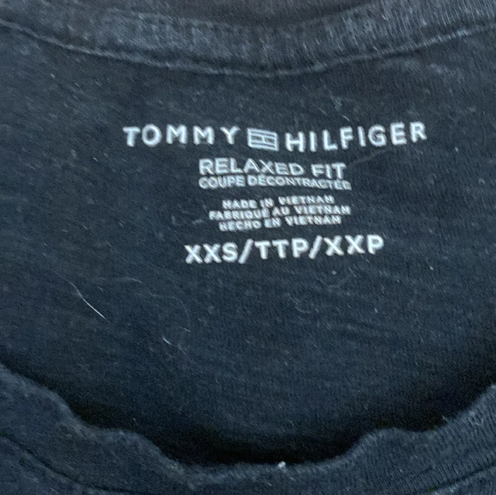 En svart Tommy hilfiger tröja i storlek xxs. Inga fläckar.. T-shirts.