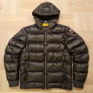 Parajumpers Dunjacka  - Denna parajumper dunjackan är perfekt nu till våren! Den har en  skräddlageing på ryggen som knappt syns men annars är skicket bra. Junior modell i L men motsvara till S i normal storlek. Har ni frågor och funderingar? Skriv! Pris kan diskuteras!