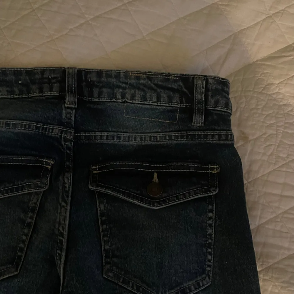 Låg midjade jeans från pull and bear i storlek 34. Sitter så bra med detaljer på bakfickorna. Säljer för 200 exklusive frakt men kan diskuteras. Jeans & Byxor.