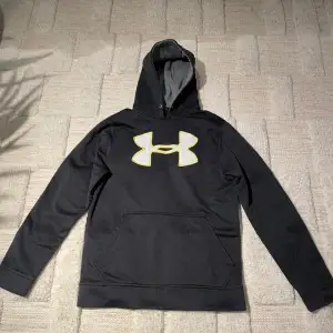 Säljer nu min feta Under Armour tröja för den är för stor för mig😜Köpte den för 900kr och har aldrig använt den✅säljer den för 199kr vilket är ett riktigt bra pris🍾