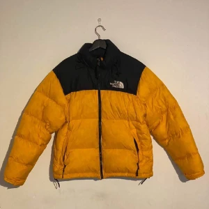 The North Face Nuptse puffer jacka - The North Face Nuptse puffer jacka i fint skicka. Säljer då den inte kommer till användning. Pris kan diskuteras 🏔️ 