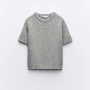 Stickad T-shirt  - Säljer denna superfina stickade t-shirt från zara💞💞