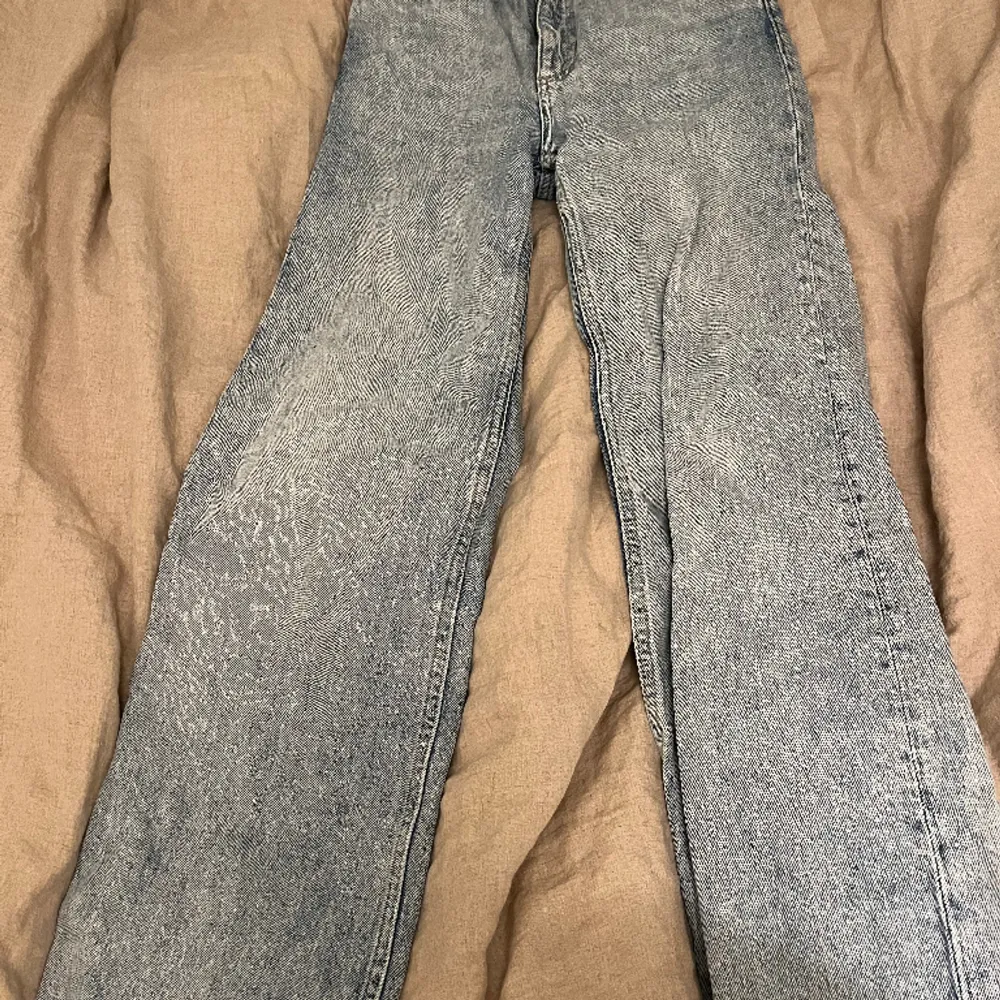 Blåa jeans från Monki. Fint skick. Hör av er vid frågor!. Jeans & Byxor.