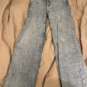 Blåa jeans från Monki. Fint skick. Hör av er vid frågor!