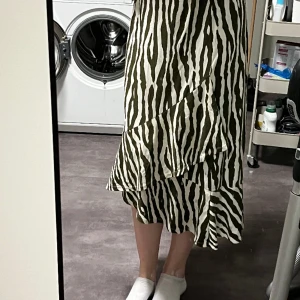Långkjol med zebramönster - En lång kjol i fint skick om man bortser från två klippts hål på insidan av resåren (Syns inte alls såklart). Den är mjuk och skön utan att vara genomskinlig❤️