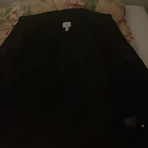 Skjorta svart - En svart skjorta från Hm köpt för 350kr och används bara 4 gånger. Den är helt ny.