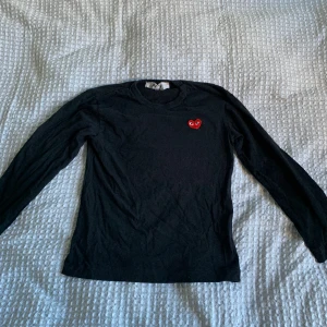  PLAY Comme des GARCON long sleeve  -  Jätte Fint skick  Knappt använd  Pris kan diskuteras 