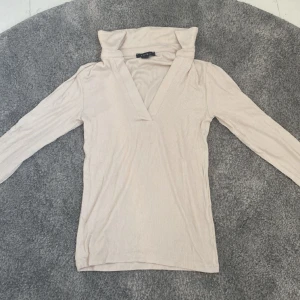 Långärmad tröja  - Köpt från Newyorker för ungefär två månader sen köpte för att jag gillade på galgen men sen när jag provade hemma satt den inte bra på mig men så aldrig använd bara testad köptes nog för 100kr jag är också öppen för ett annat pris 