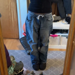 lågmidjade baggy jeans - Lågmidjade baggy jeans från Jack and Jones, passar mig som är ca 155 och brukar ha storlek xs/s 😇 de är köpta second hand, men är i bra skick, inga defekter ❤️
