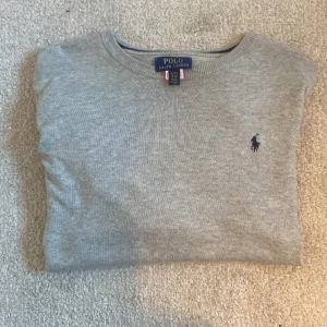 Polo Ralph Lauren - Hej, säljer nu min gamla Polo Ralph Lauren tröja, den är i storlek XL barnstorlek vilket passar som en vanlig storlek S. Tröjan är i perfekt skick med inga defekter. Skriv vid minsta lilla fundering!
