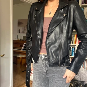 Svart skinnjacka  - Helt ny, oanvänd från Nelly