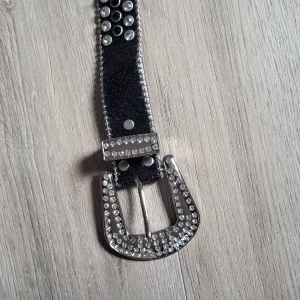 B.B Simon liknande bälte - Tvär fett liknande B.B belt, 116cm till första hål använt fåtal gånger därav bra skick, skriv för mer info