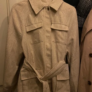 Twilljacka beige - Superfin Twilljacka i färgen beige från NA-KD! Denna är helt ny med prislapparna på. Jackan är superfin och hade passat bra inför våren. 🩵🩵🩵