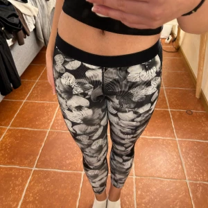  Träningstights   - Säljer dessa Träningstights då de inte kommer till användning. De är i barnstorlek (se bilden).  TRYCK INTE PÅ KÖP NU!!🤍🤍