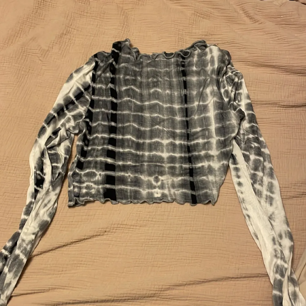 En croppad långärmad tröja i coolt mönster. Ganska tunt material. Knappt använd så inga fläckar eller liknande.. Toppar.